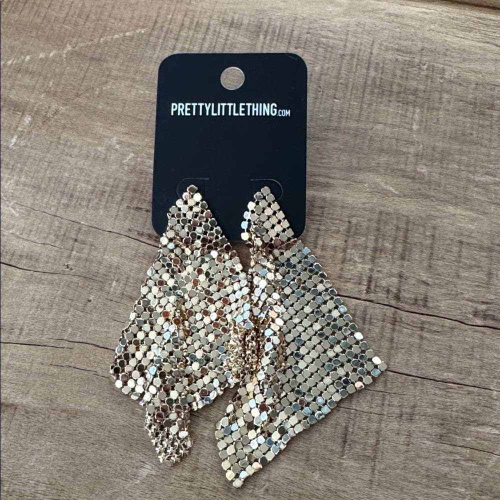 NEW in poly PrettyLittleThing Gold Chainmail Statement Earrings 💛 - Picture 3 of 4